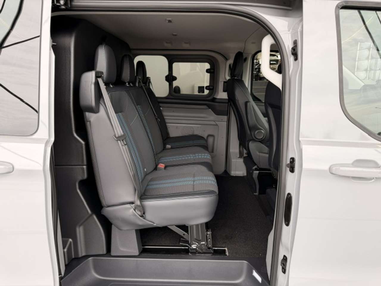 Ford Transit Custom MULTI-USE L2 SPORT PHEV 5 ZIT NIEUW OKM 45400+BTW — foto 9 van 23