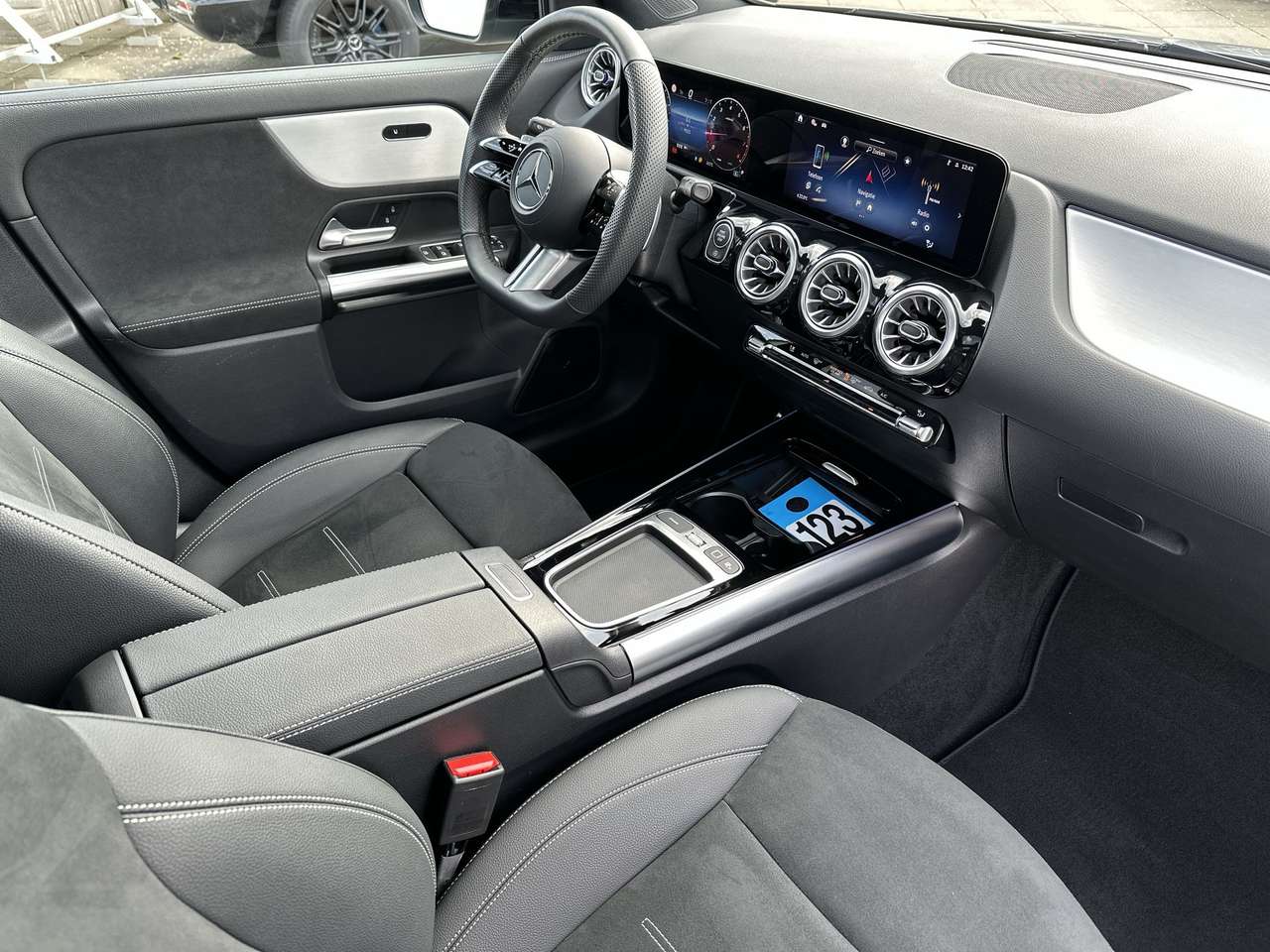 Mercedes-Benz GLA 200 AMG Line Pano dak Nightpakket 20" multi spaaks — foto 19 van 19