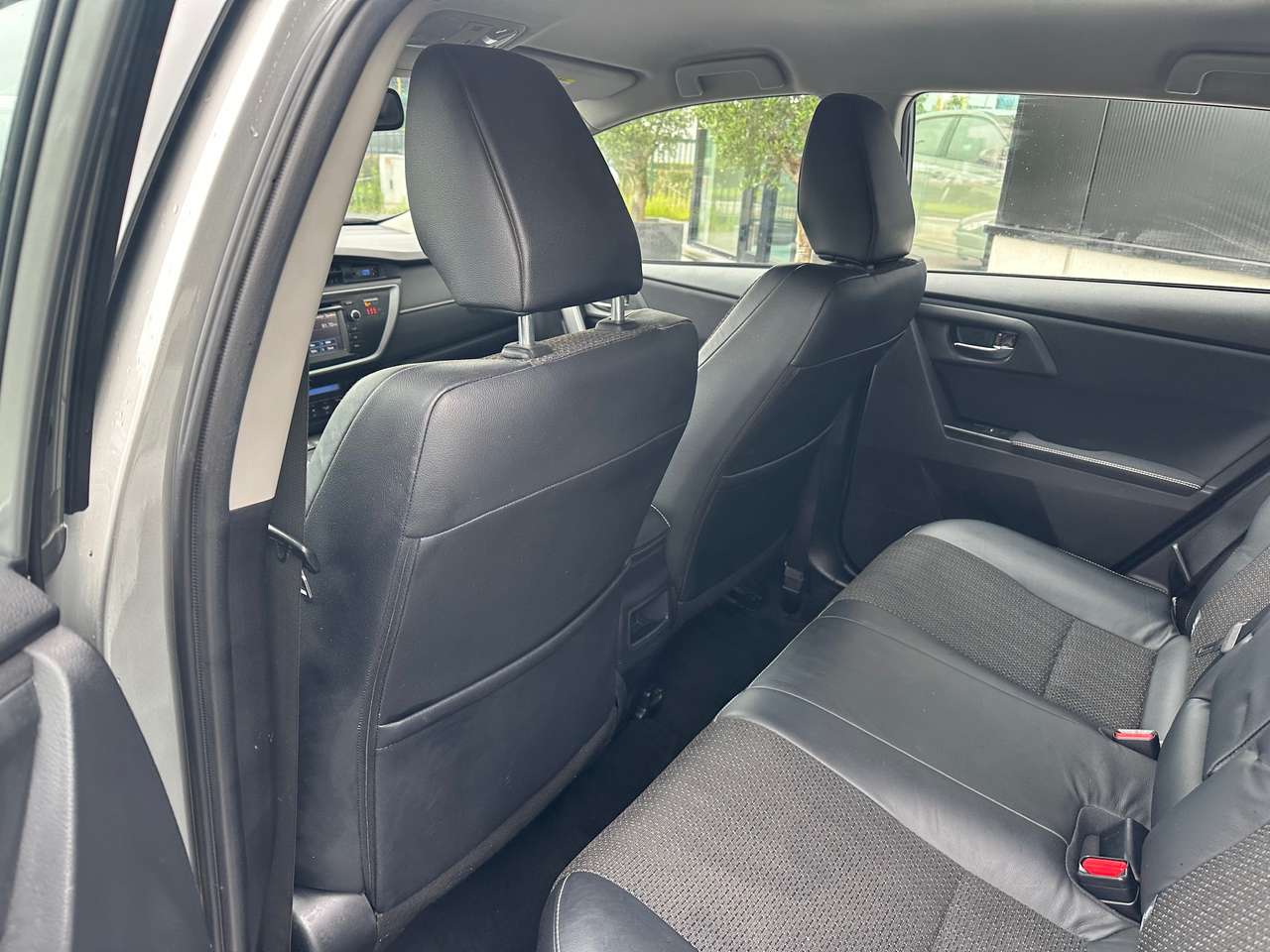 Toyota Auris 1.8i Hybride  HSD Premium CVT 20000km — foto 10 van 18