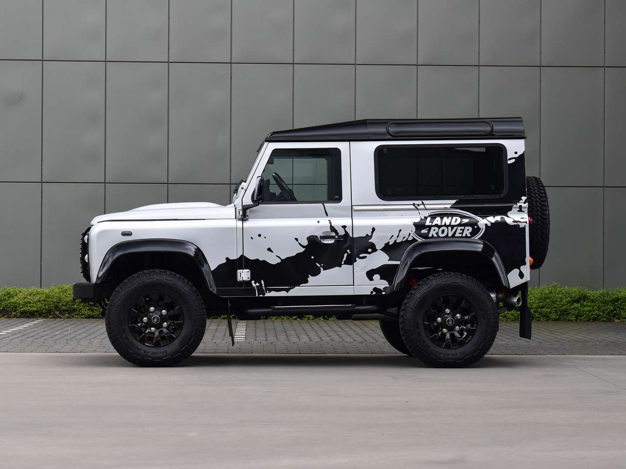 Land Rover Defender 90  2.2TD4 - "Eastnor Edition" — foto 2 van 25