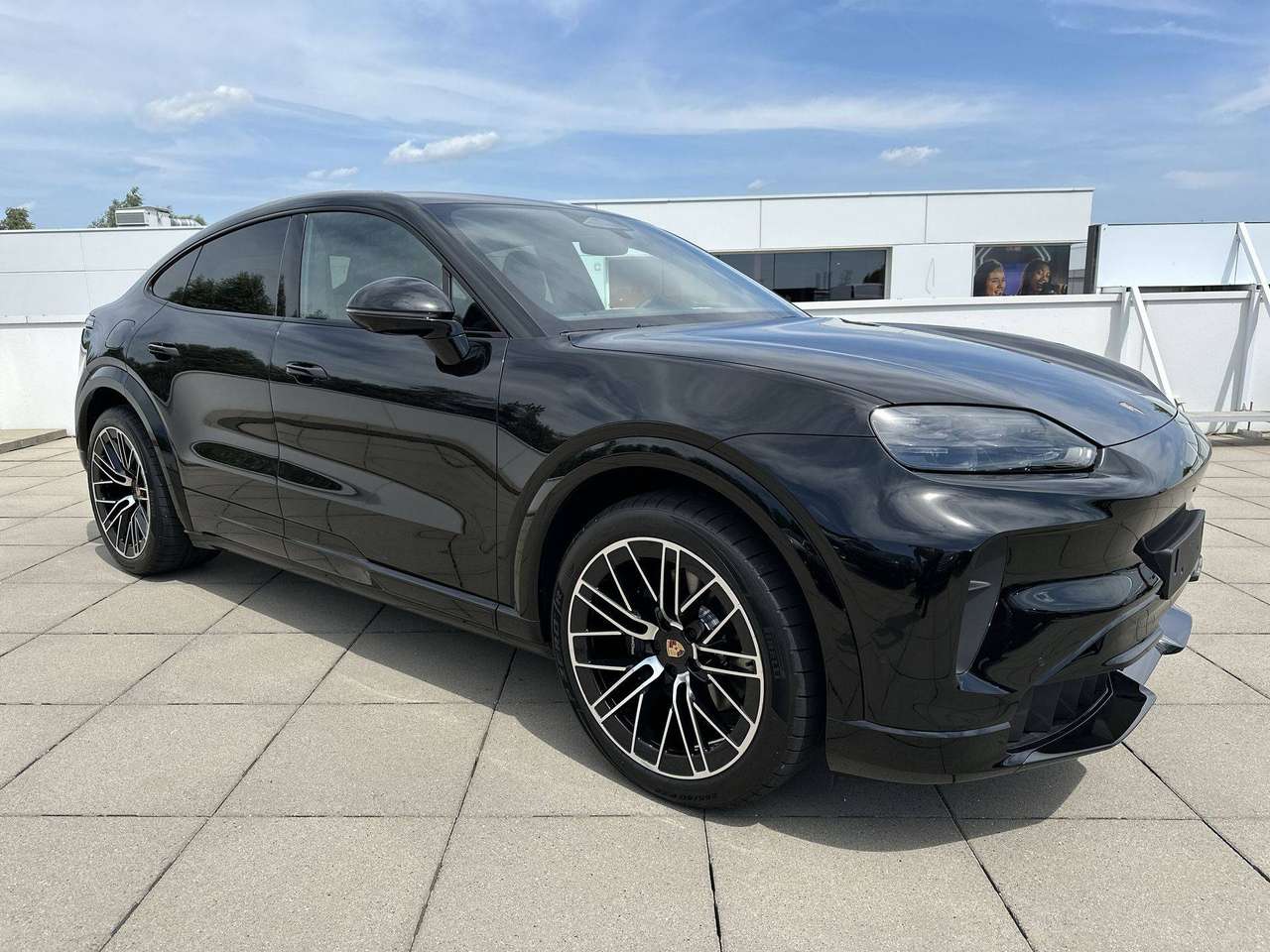 Porsche Cayenne Coupe ELECTRIC Trekhaak  adaptive Sportdesign 22"