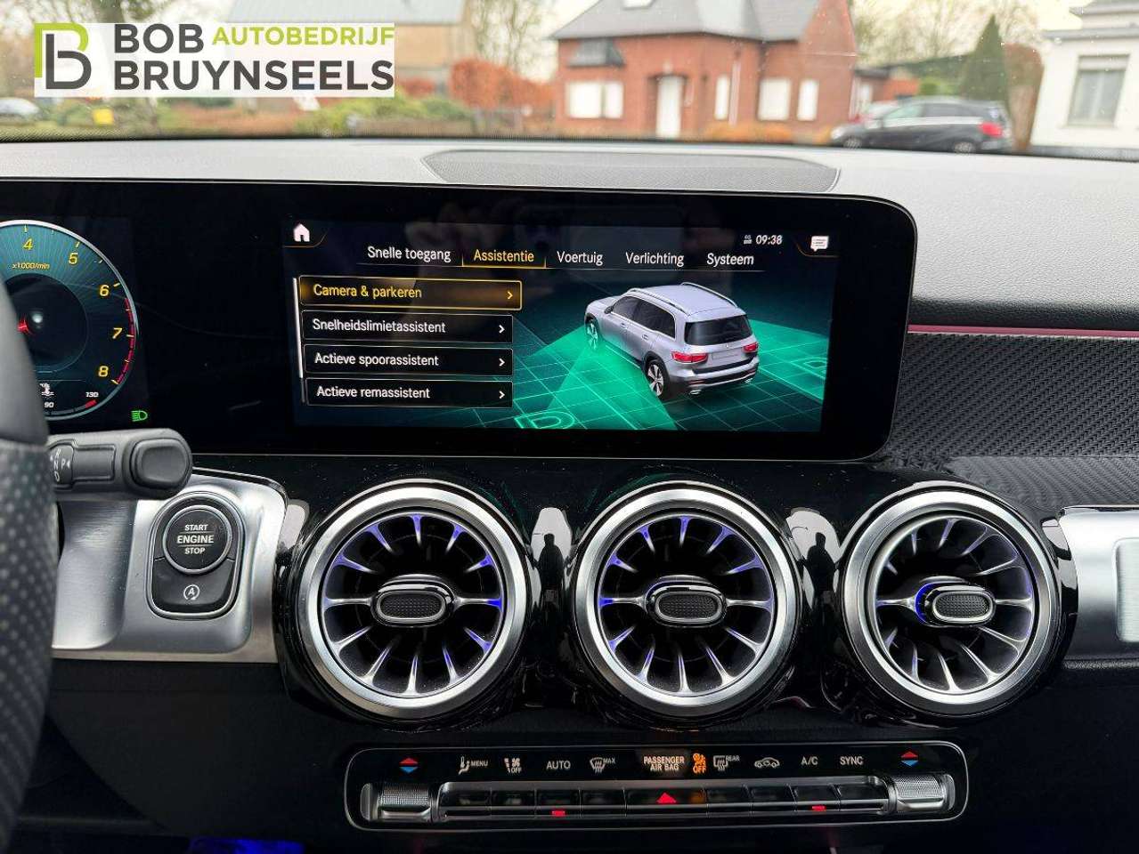 Mercedes-Benz GLB 180 AMG Line | Nightpakket | Trekhaak | Sfeerverlichting | Verstelbare achterbank — foto 8 van 18