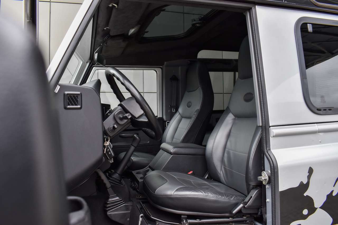 Land Rover Defender 90  2.2TD4 - "Eastnor Edition" — foto 9 van 25