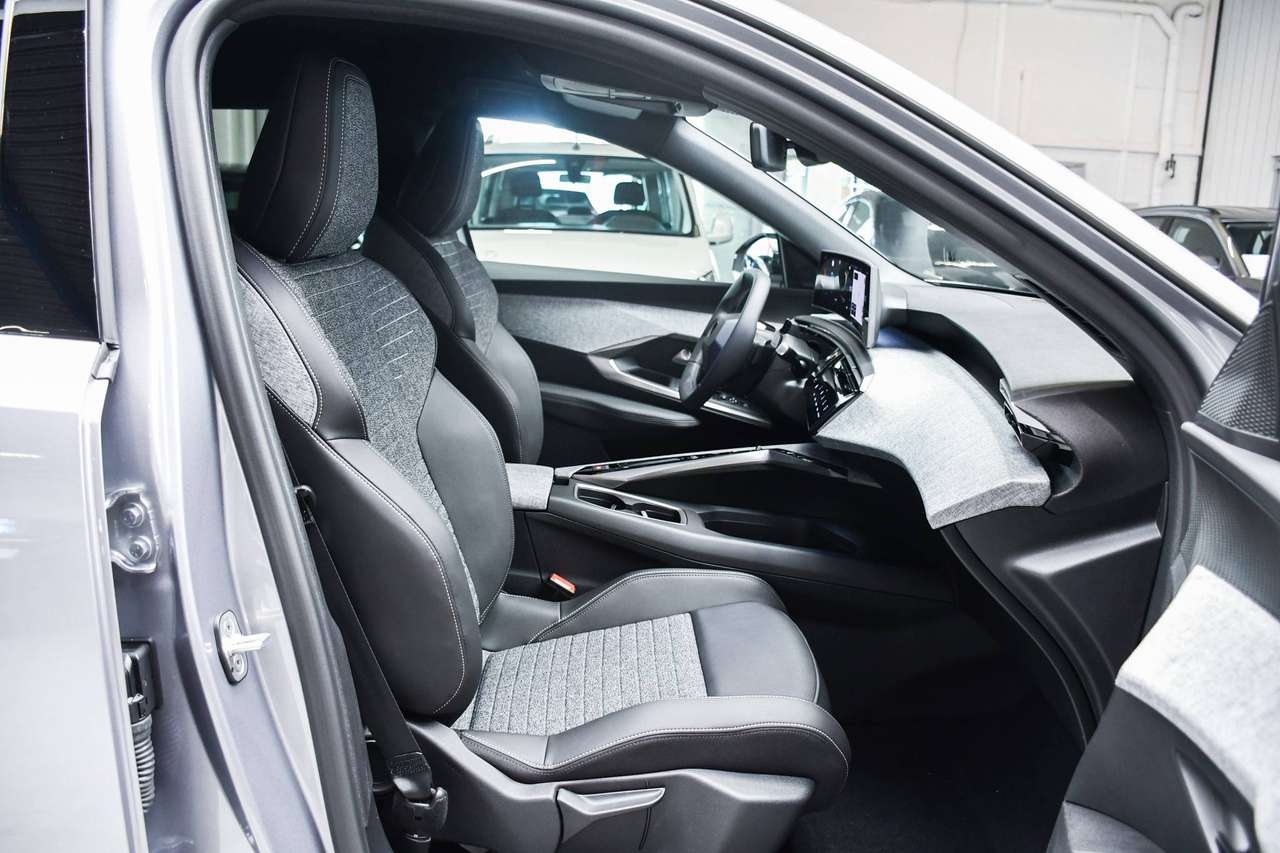 Peugeot 5008 5008 Hybrid Allure 7pl MHEV NIEUW - NAVIGATIE / CAMERA / ACC / SMARTLINK / BLIS / PDC — foto 6 van 22
