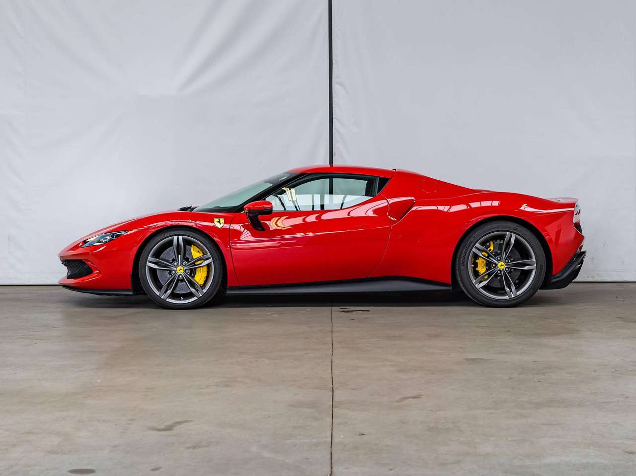 Ferrari 296 GTB FULL PPF|FREE FERRARI SERVICE UNTIL 2029|FRONT LIFT|CARBON STEERING WHEEL|CARBON DETAILS|CAMERA|ELECTRIC-SEATS|LA| — foto 3 van 25