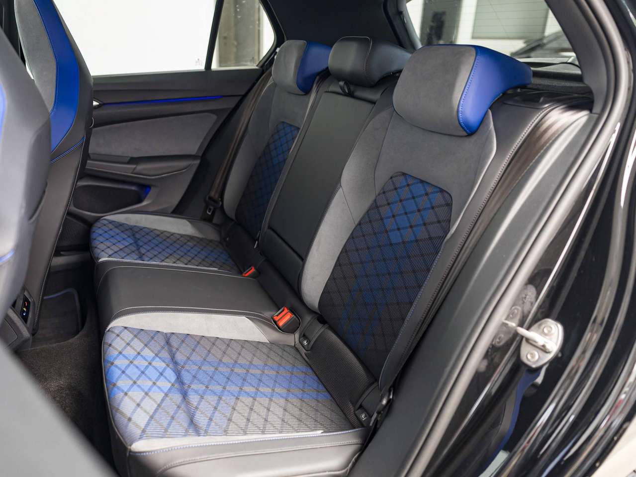 Volkswagen Golf R 4-MOTION|BLACK EDITION|AKRAPOVIC|PANO|ALCANTARA|ZETELVERW.|SFEERVERL.|IQLIGHTS|GARANTIE|ACC|LA|CAMERA| — foto 17 van 25