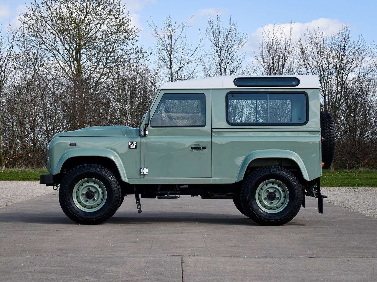 Land Rover Defender 90 / 2.2 TD4 / "Heritage Edition" — foto 5 van 24