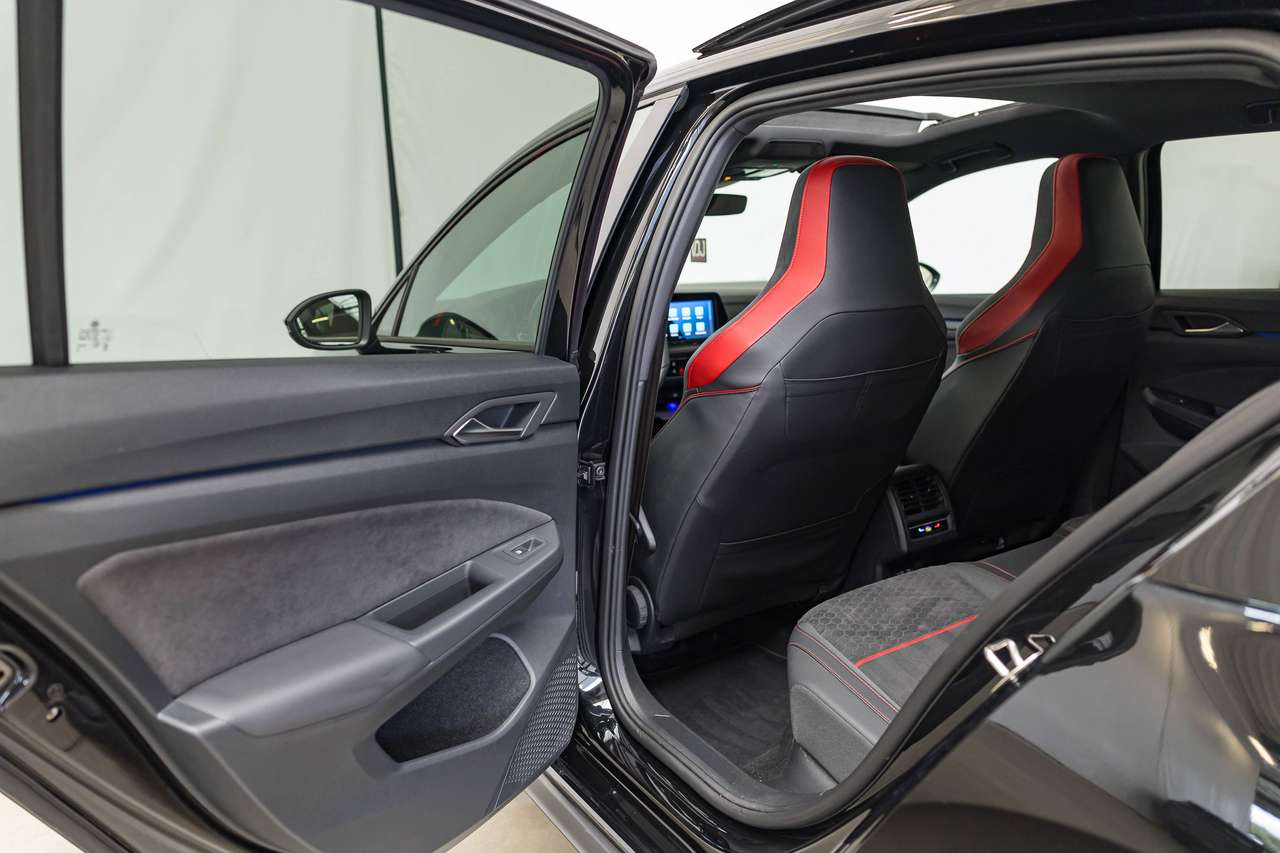 Volkswagen Golf GTI CLUBSPORT|AKRAPOVIC|PANO|IQLIGHTS|ALCANTARA|HEATEDSEATS|KEYLESS|ACC|LA|GARANTIE| — foto 16 van 25