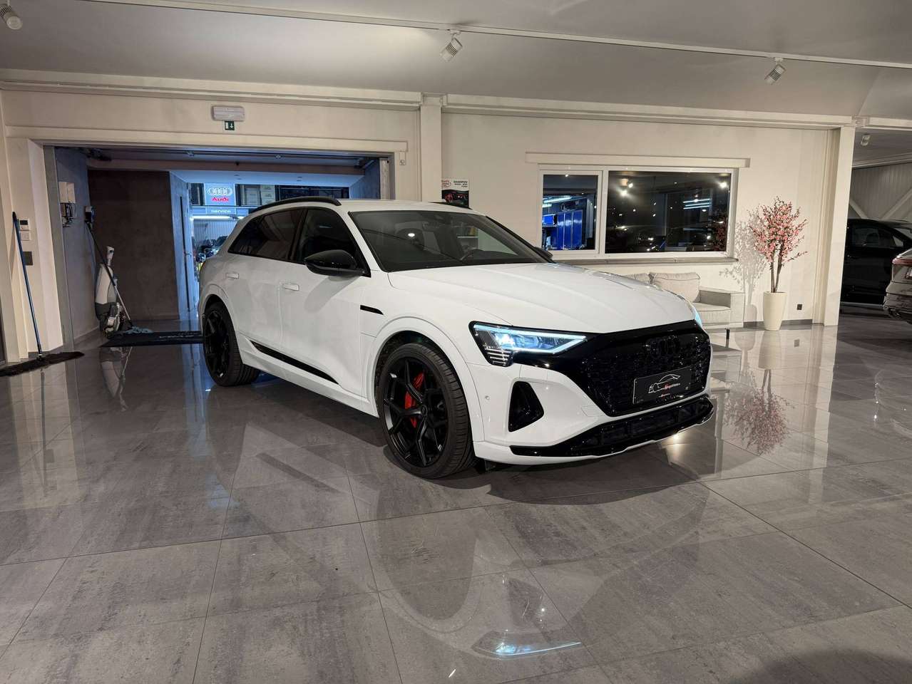 Audi Q8 e-tron QUATTRO 340PK * S-LINE  COMPETITION * BLACK PACK * 22" * LUCHTVERING * CAMERA * SITE ASSIST * ACC *