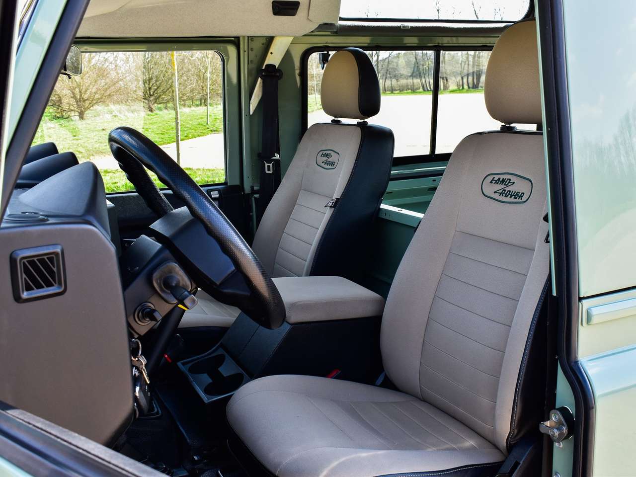Land Rover Defender 90 / 2.2 TD4 / "Heritage Edition" — foto 16 van 24
