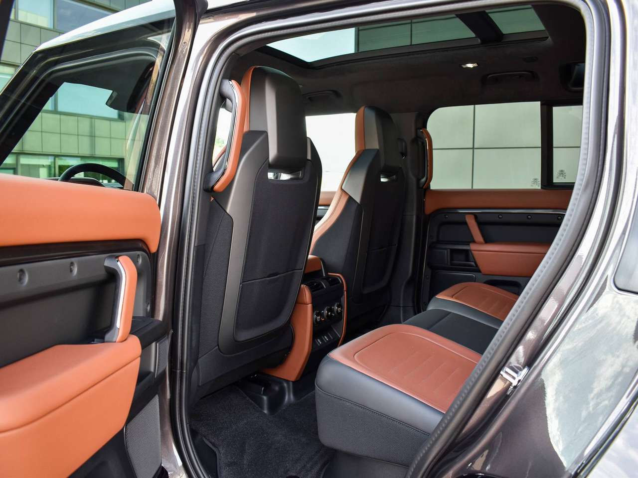Land Rover Defender 110 P635 OCTA / Charente Grey / Burnt Sienna/Ebony / NIEUW/NEW — foto 6 van 11