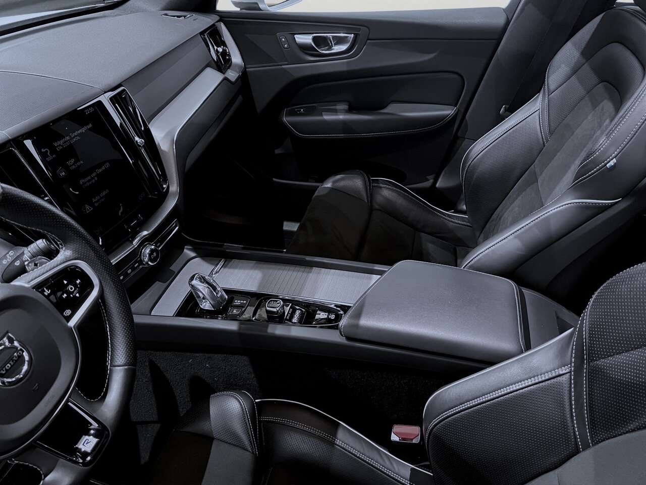 Volvo XC60 T8 AWD Recharge Plug in/R design/Safety pack — foto 15 van 16