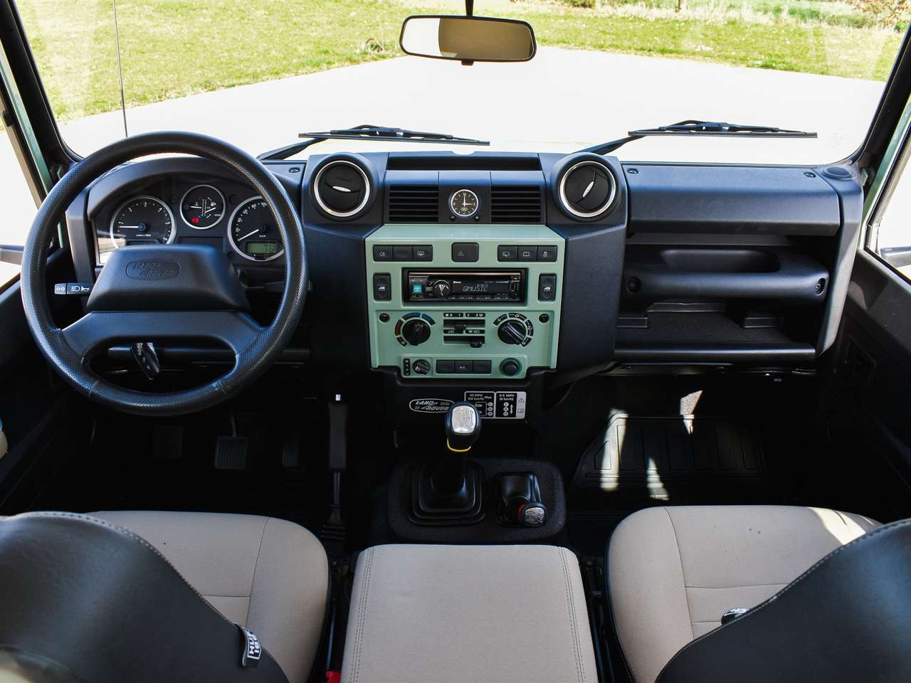 Land Rover Defender 90 / 2.2 TD4 / "Heritage Edition" — foto 17 van 24