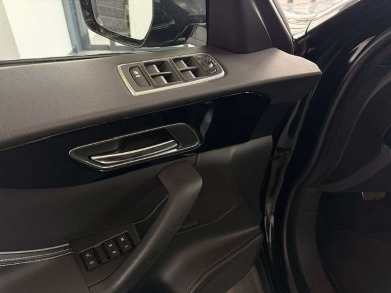 Jaguar F-Pace R-SPORT BENZINE AWD AUTOMAAT-OPEN DAK-SPORT SEATS — foto 13 van 23