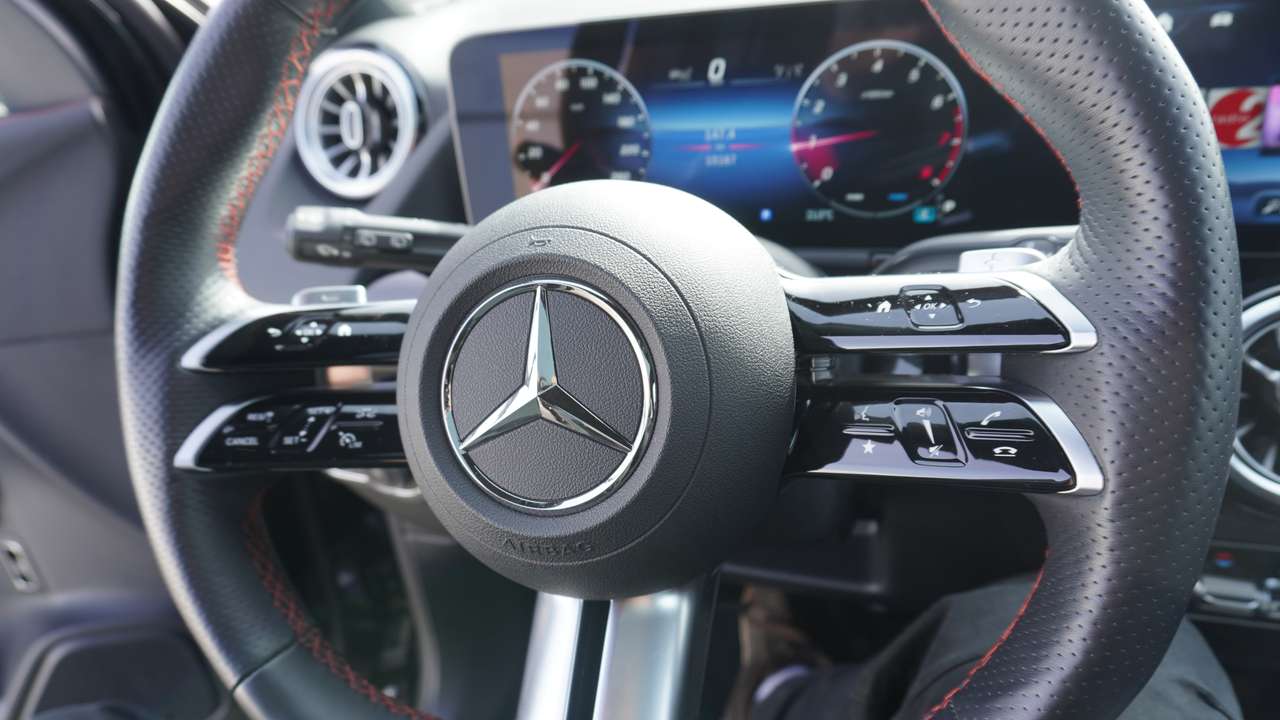 Mercedes-Benz GLA 180 AMG Line Pano Dak Distronic Nightpack 20" multispaaks  Full Full option!!! — foto 18 van 18