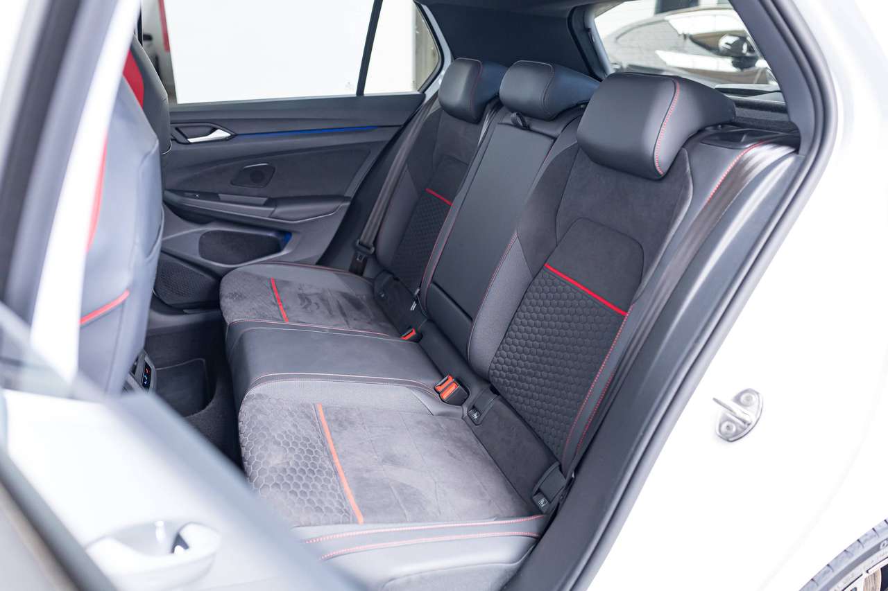 Volkswagen Golf GTI CLUBSPORT|AKRAPOVIC|PANO|HEAD-UP|HARMAN-KARDON|IQLIGHTS|ALCANTARA|HEATEDSEATS|KEYLESS|ACC|LA|GARANTIE| — foto 16 van 25