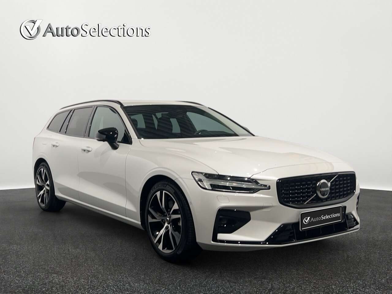 Volvo V60 B4 PLUS DARK / HARMAN KARDON/360° CAMERA — foto 3 van 15