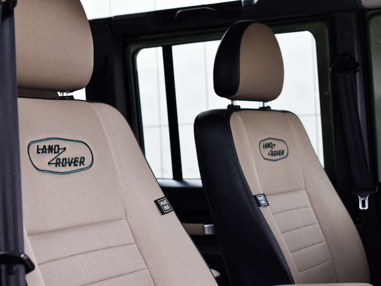 Land Rover Defender 110 2.2 TD4 - "Heritage Edition" — foto 17 van 25