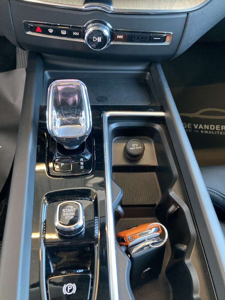 Volvo XC60 PLUS DARK T6 PHEV AWD AUTOMAAT PANO DAK 19000KM!!! — foto 16 van 22