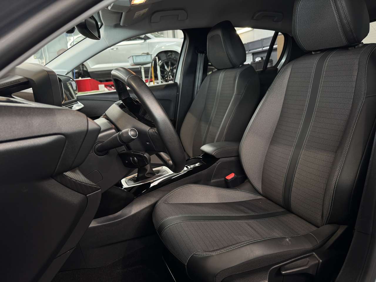 Peugeot 208 1.2i PureTech — foto 6 van 15
