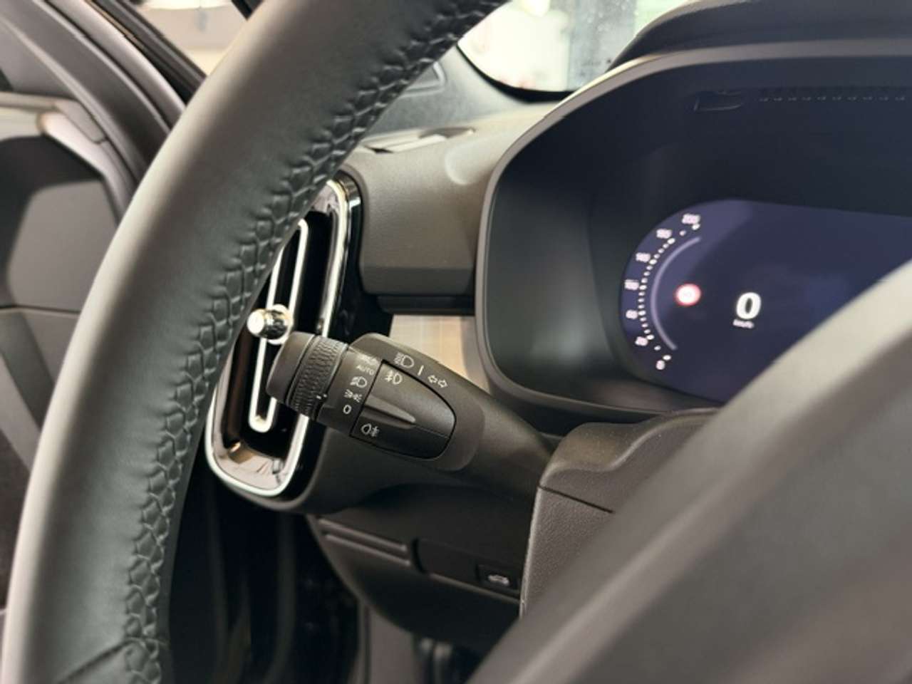 Volvo XC40 PLUS DARK BLACK EDITION  B3 HYBRIDE MHEV — foto 19 van 22