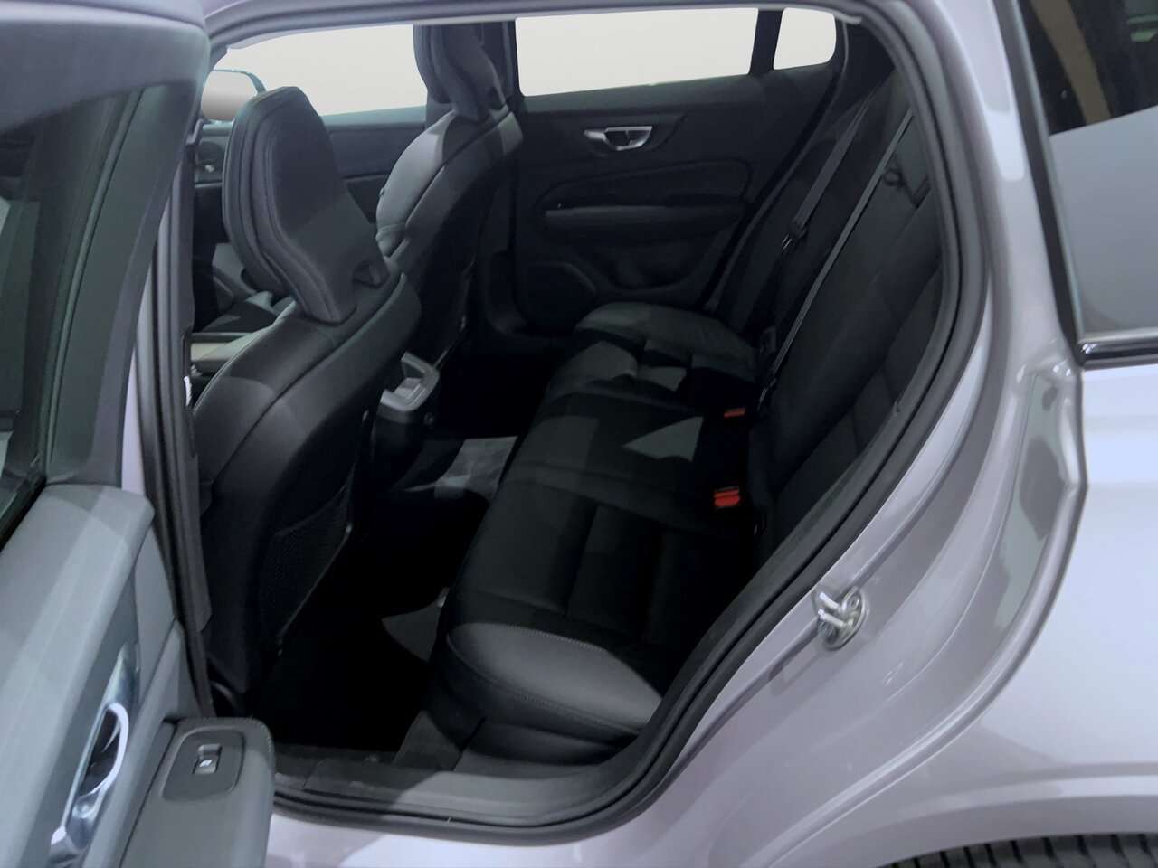 Volvo V60 B4 PLUS DARK/PANO/HEAD-UP /360° — foto 20 van 24