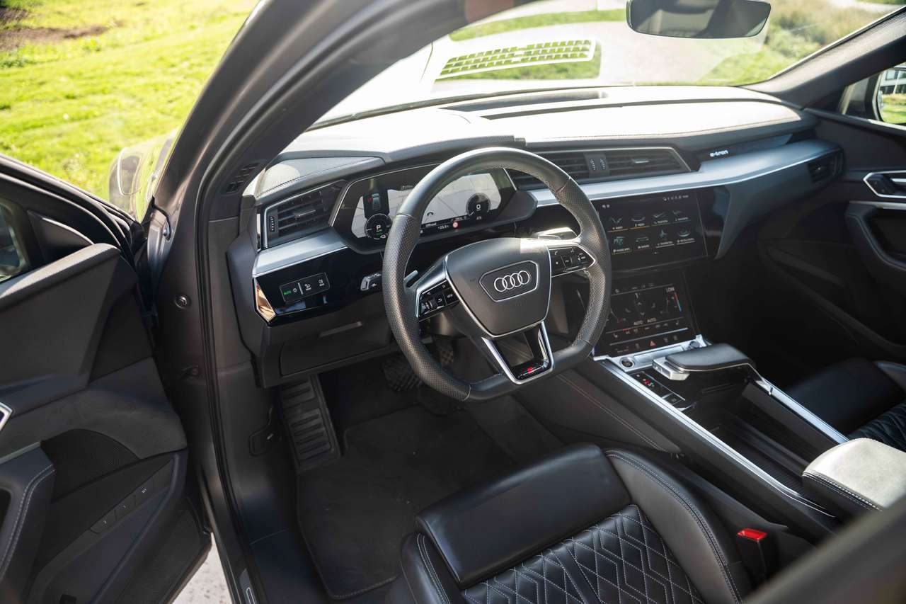 Audi e-tron (2022) — foto 19