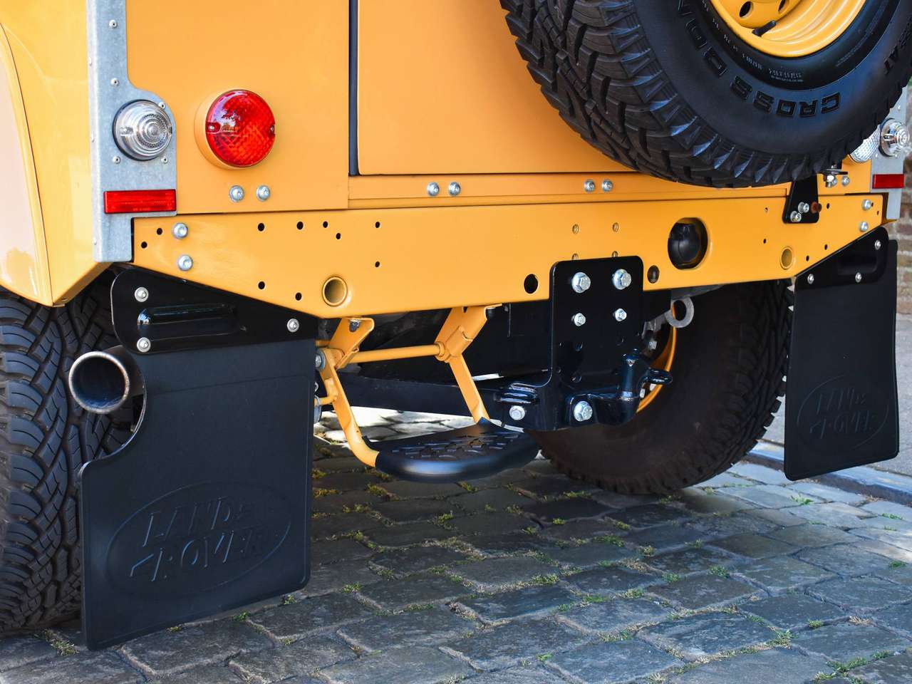 Land Rover Defender 90 / 2.2 TD4 / "Borrego Yellow Heritage" — foto 10 van 22