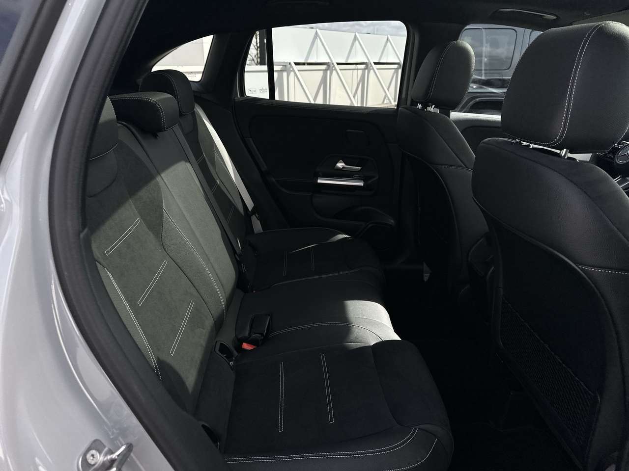 Mercedes-Benz GLA 200 AMG Line Pano dak Nightpakket 20" multi spaaks — foto 10 van 19