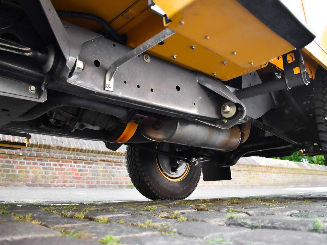 Land Rover Defender 90 / 2.2 TD4 / "Borrego Yellow Heritage" — foto 19 van 22