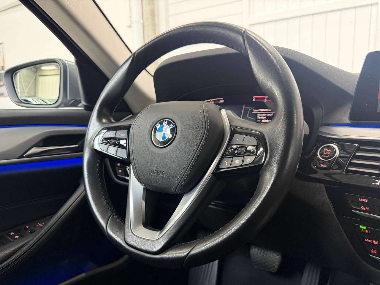 BMW 518 dA Touring NAVI*PDC*LED*CAMERA*CARPLAY*TREKHAAK*LEDER* — foto 15 van 25