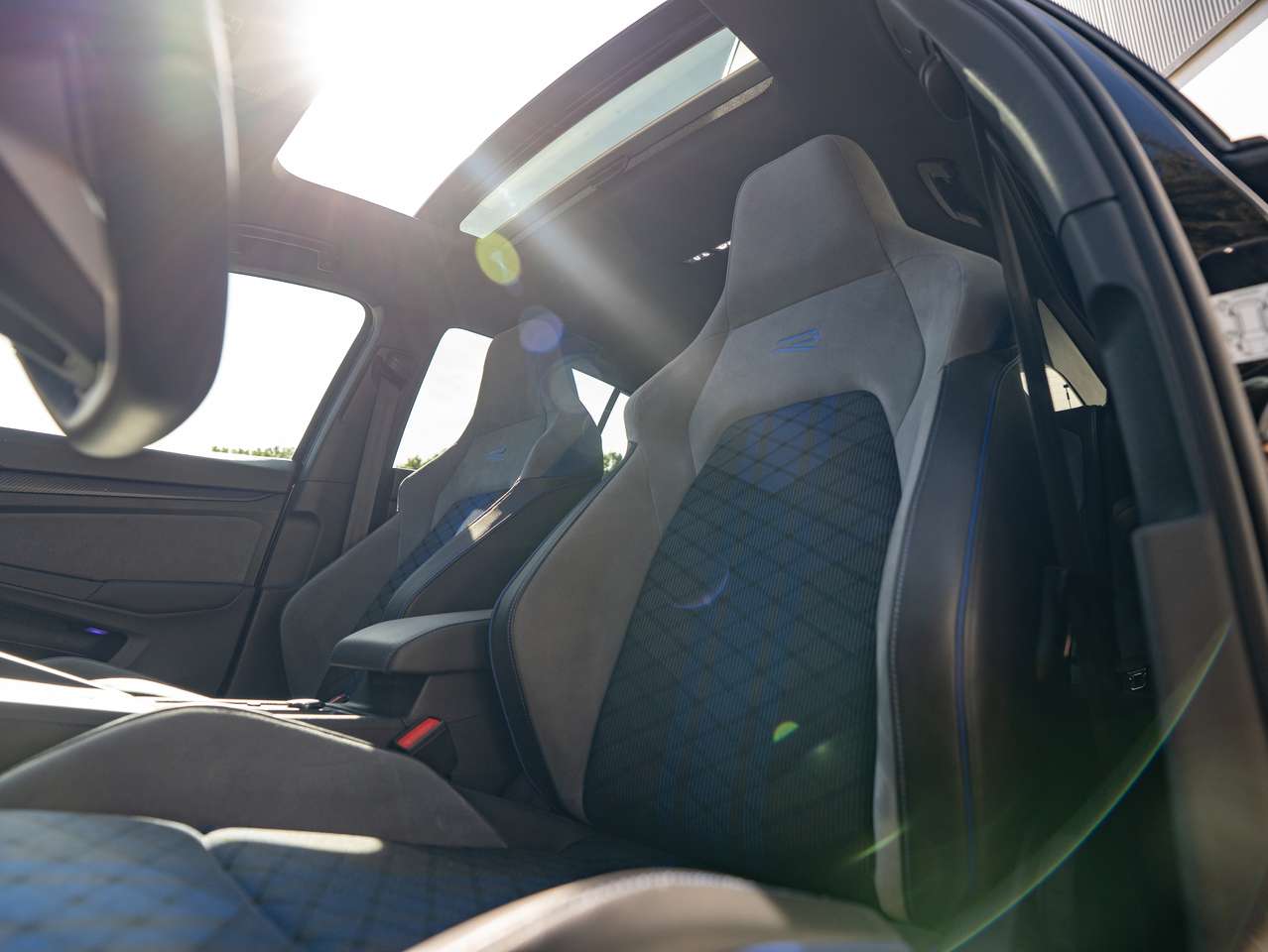Volkswagen Golf R Golf 8 R - PANO/PERFORMANCE PACK/IQ-LIGHT/BLACKSTYLE/ZETELVERWARMING/DRIFT MODUS — foto 18 van 25