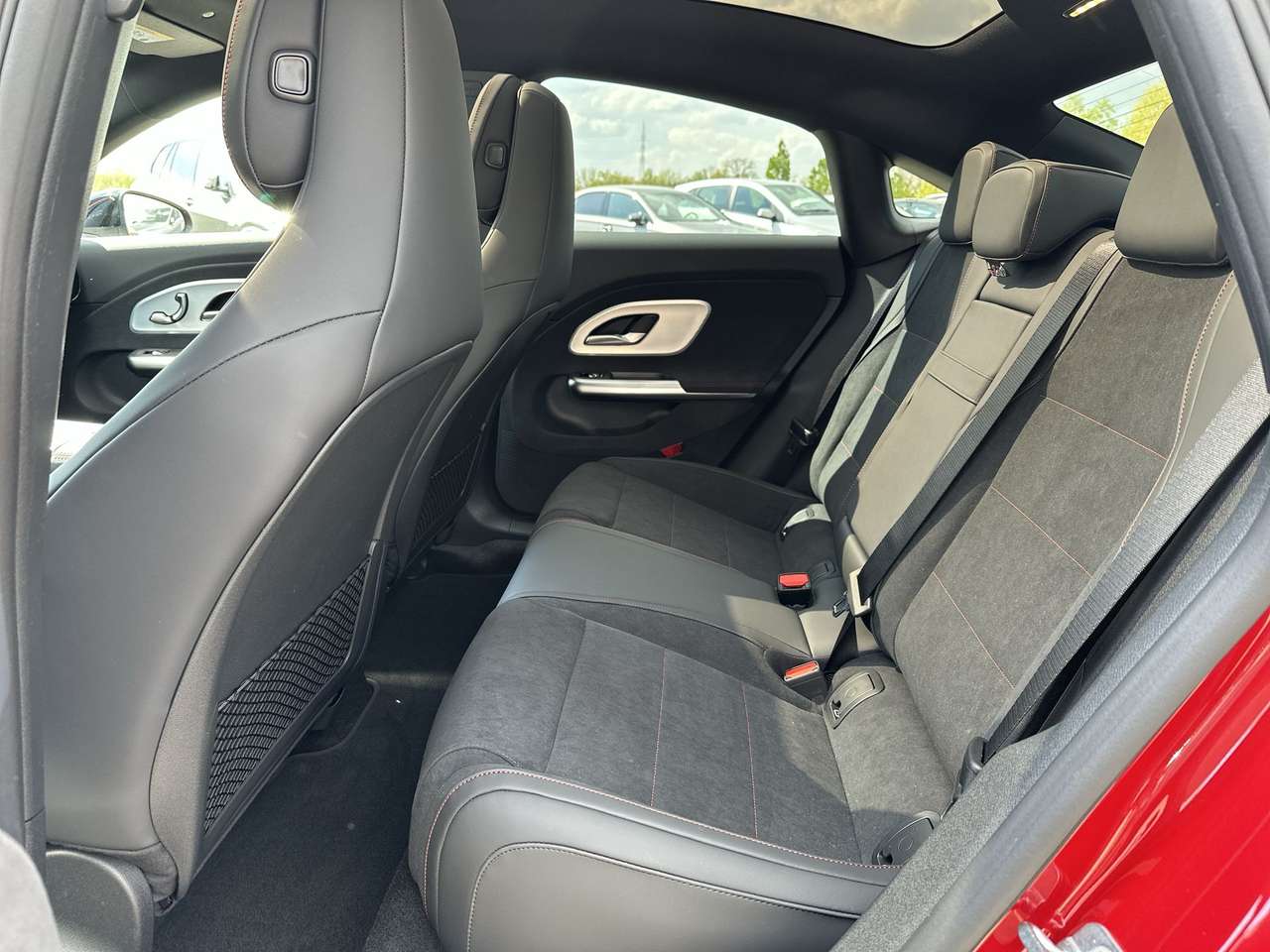 Mercedes-Benz CLA 250 + AMG LINE Electric — foto 10 van 19