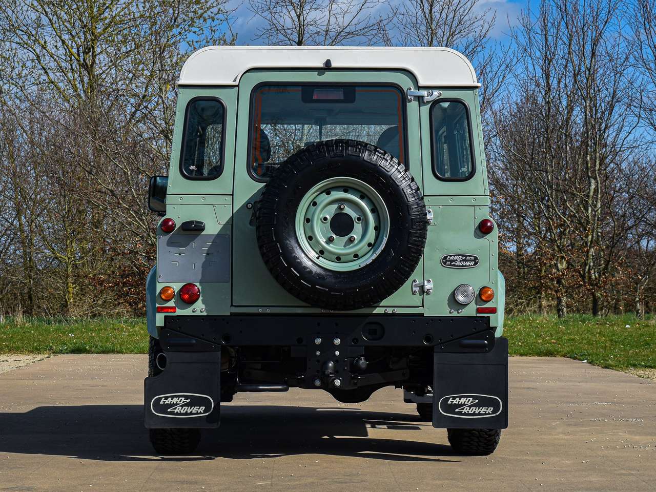 Land Rover Defender 90 / 2.2 TD4 / "Heritage Edition" — foto 7 van 24
