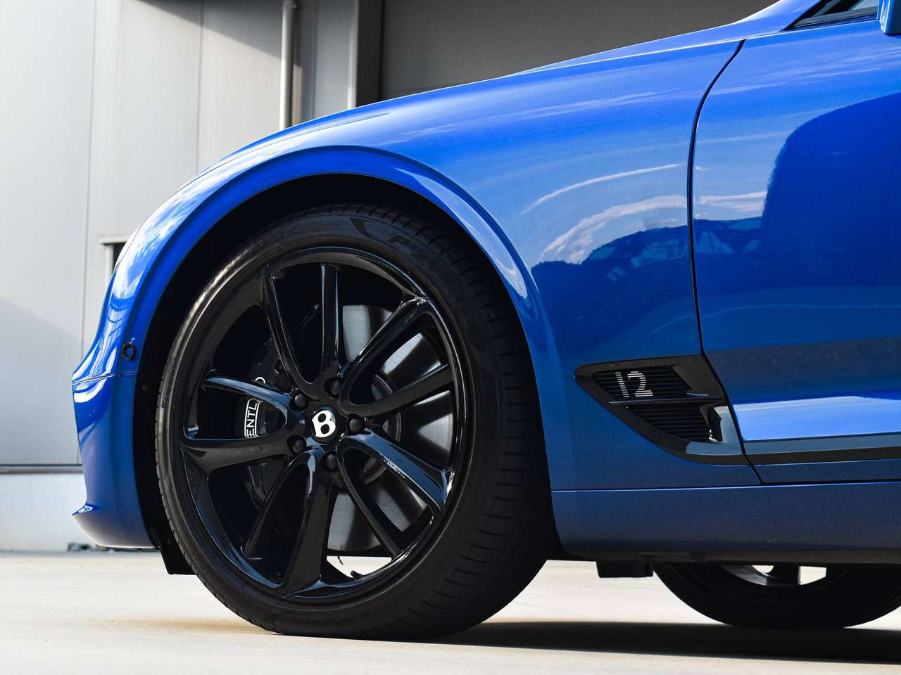 Bentley Continental GT 6.0 BiTurbo W12 / New Model / Sequin Blue / Full History — foto 16 van 25