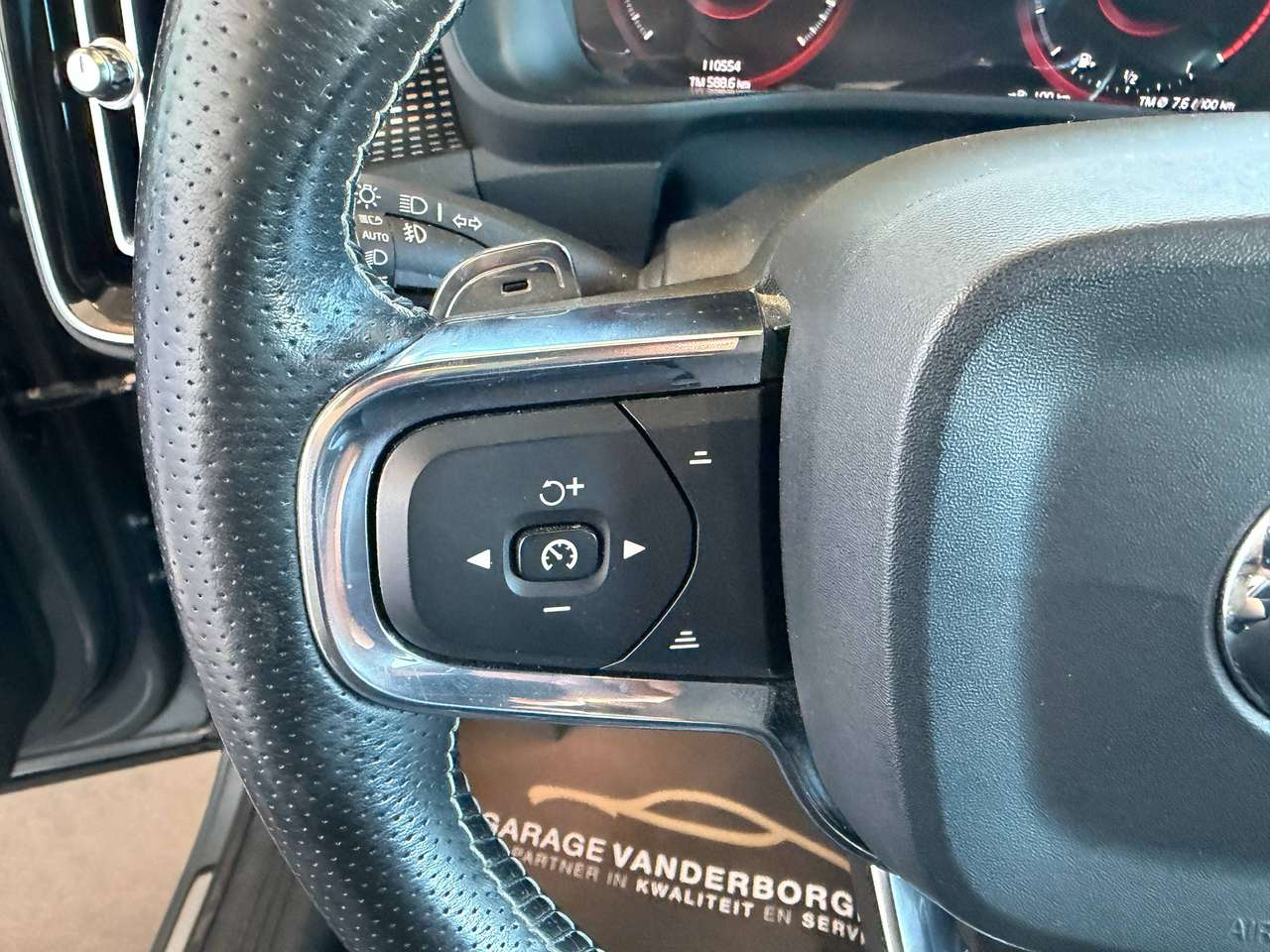 Volvo XC40 R-DESIGN D4 AWD AUTOMAAT LEDER PANO DAK — foto 20 van 23