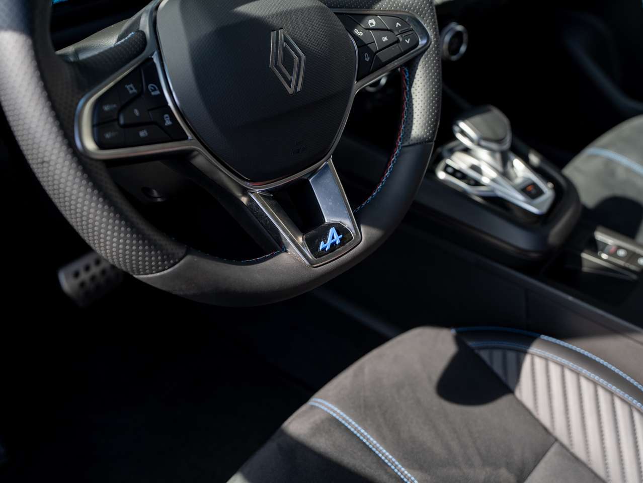 Renault Arkana Arkana E-TECH 1.6i Alpine Edition FULL-OPTION - PANORAMA/CAMERA/ADAP CRUISE CONTROL/KEYLESS/BOSE SOUND SYSTEEM/LED — foto 10 van 24