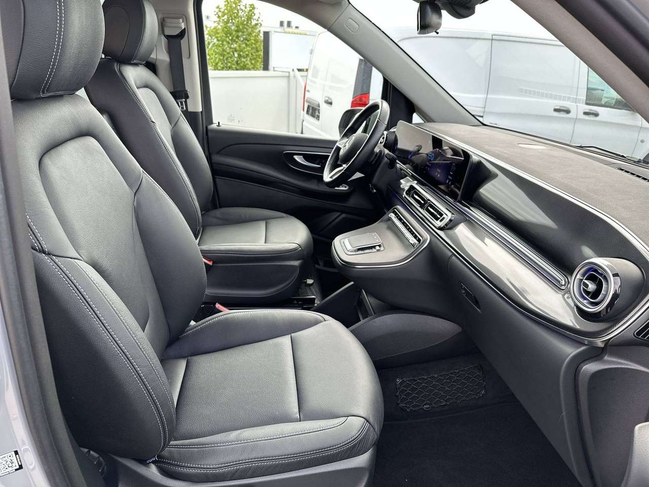 Mercedes-Benz EQV 300 L2  nieuw model Leder navi Distronic Dodehoek Multibeam — foto 13 van 18