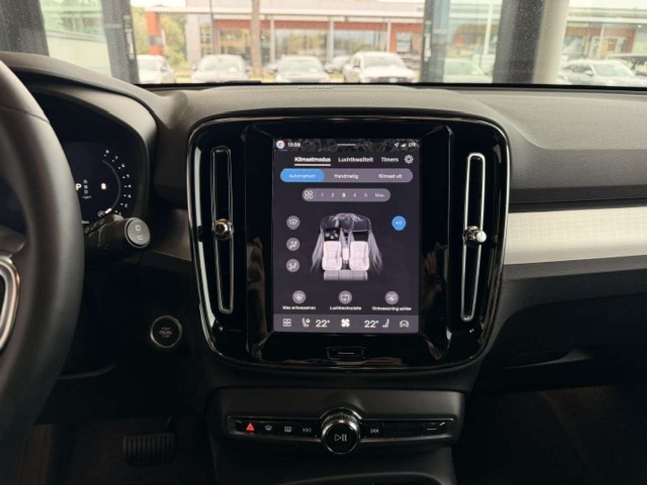 Volvo XC40 PLUS DARK BLACK EDITION  B3 HYBRIDE MHEV — foto 12 van 22