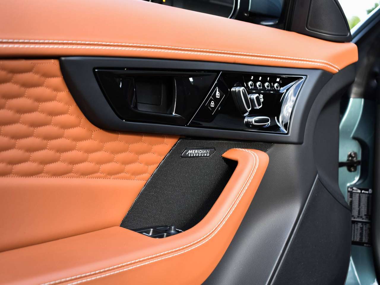 Jaguar F-Type 5.0 V8 R Cabriolet AWD P575 / Giola Green / Black Pack / FULL — foto 14 van 25