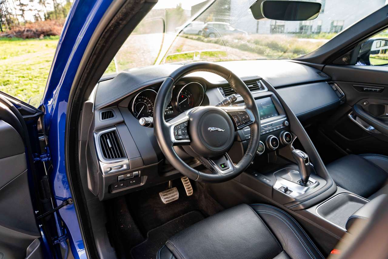 Jaguar E-Pace (2019) — foto 18