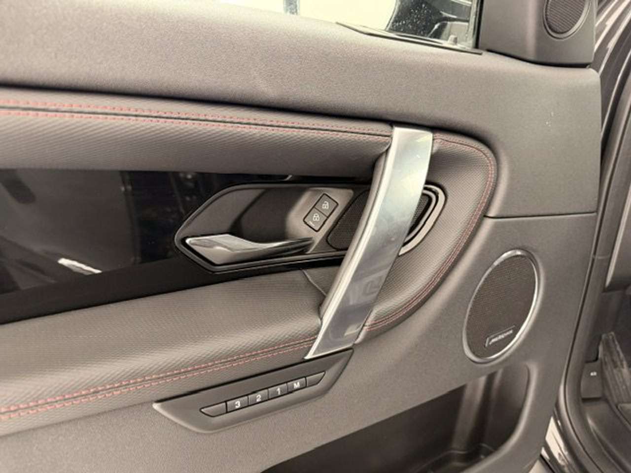 Land Rover Discovery Sport R-DYNAMIC SE PHEV AWD AUTOMAAT+TAL VAN OPTIES — foto 17 van 18