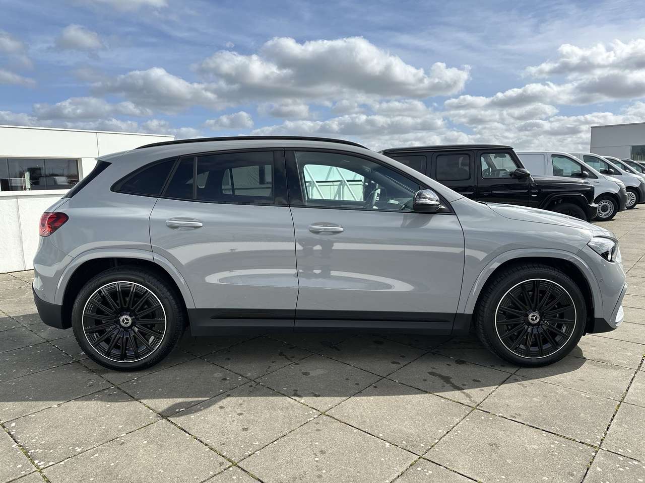 Mercedes-Benz GLA 200 AMG Line Pano dak Nightpakket 20" multi spaaks — foto 8 van 19