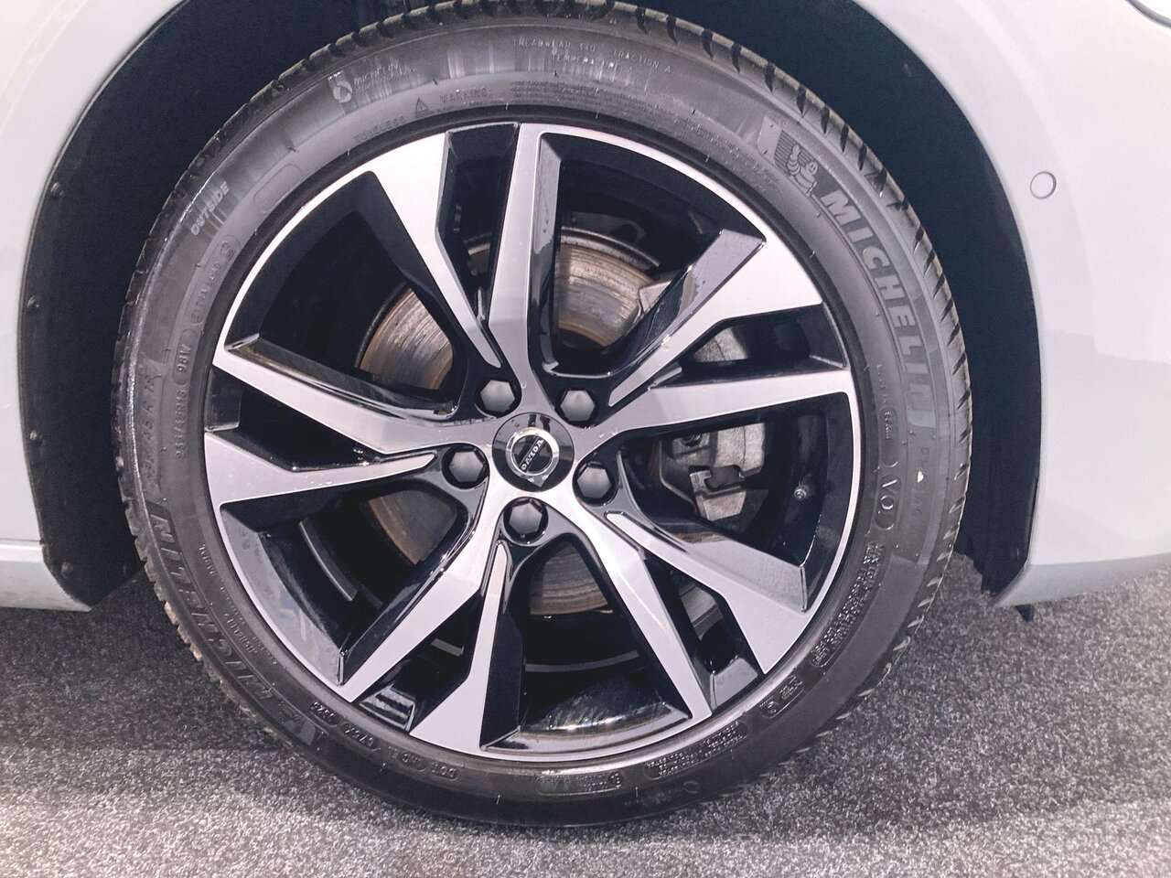 Volvo V60 B4 PLUS DARK + HK + 360° + 18” — foto 11 van 25