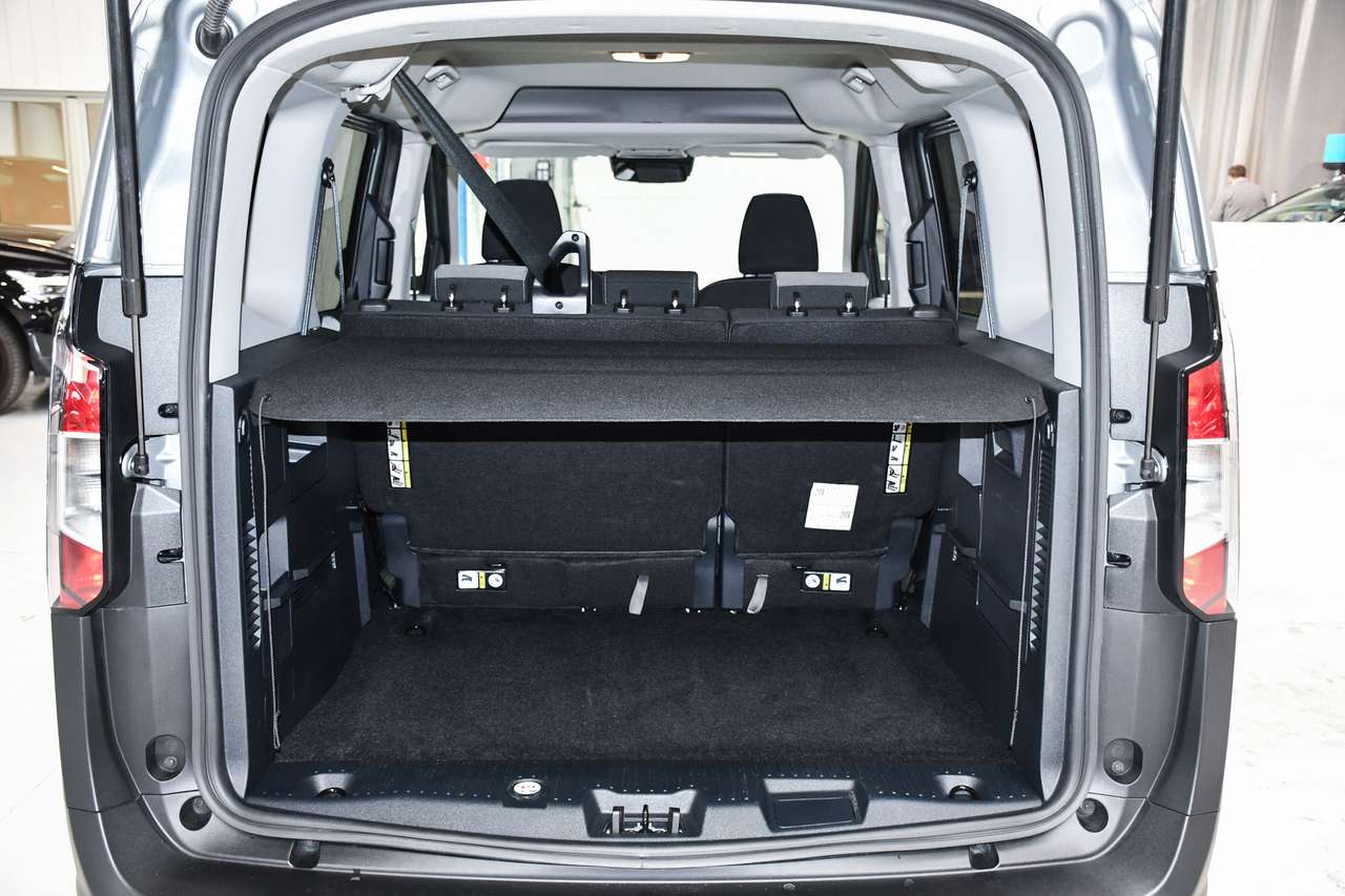 Ford Tourneo Courier Titanium 5pl - NAVI SMARTLINK / CAMERA / PDC / CC — foto 17 van 17