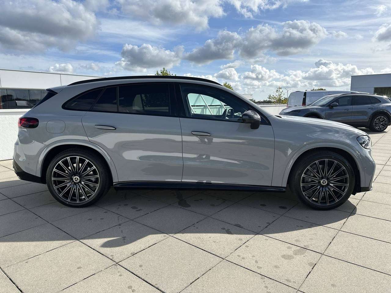 Mercedes-Benz GLC 400 4M ELECTRIC/ACHTERASBESTURING/AMG/RIJASSIST/PANODAK/AIRMATIC/TREKH/BURMESTER — foto 4 van 19