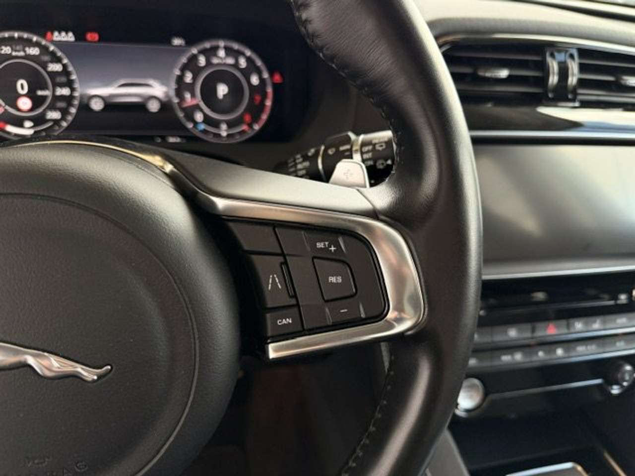 Jaguar F-Pace R-SPORT BENZINE AWD AUTOMAAT-OPEN DAK-SPORT SEATS — foto 17 van 23