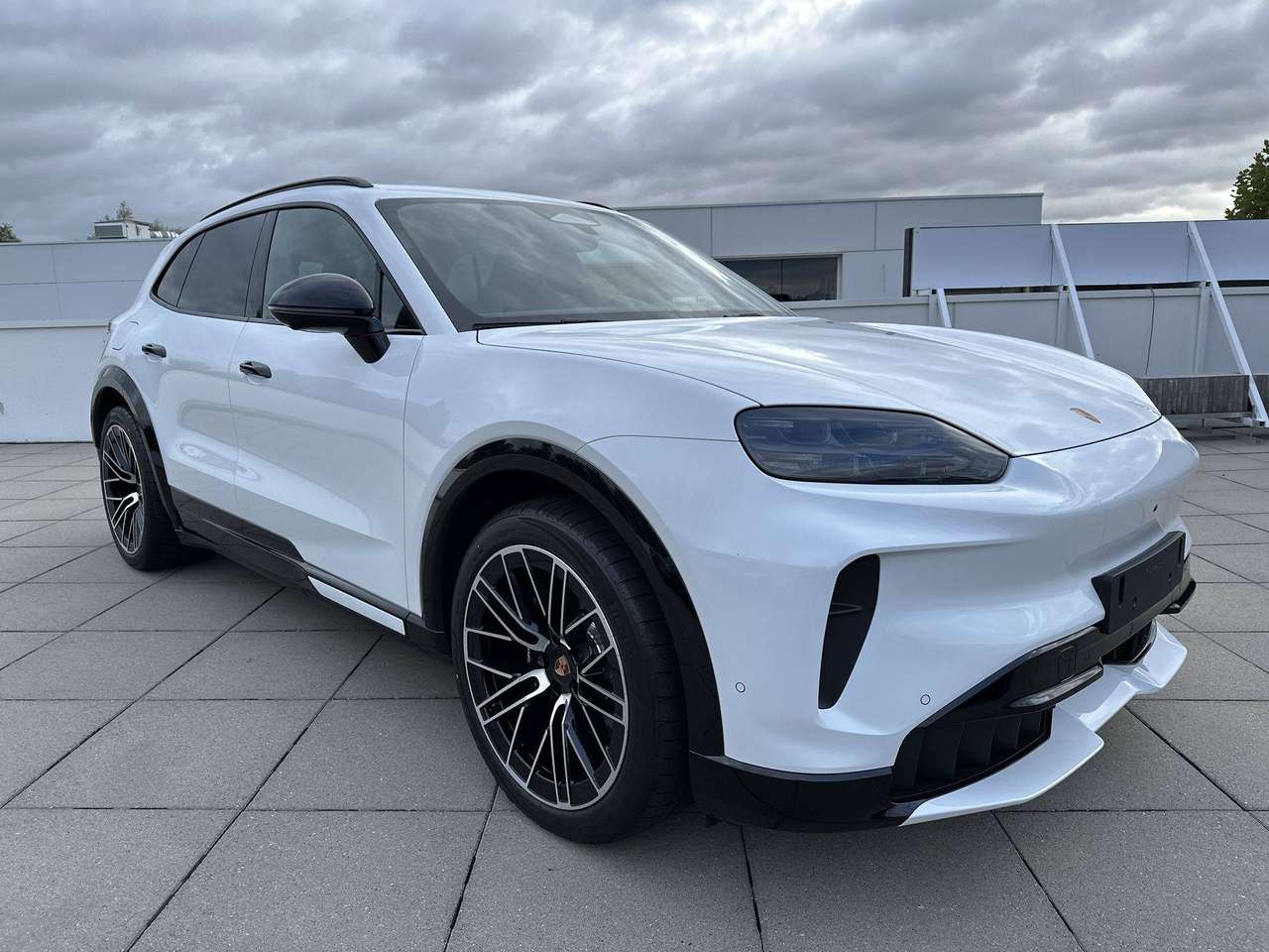 Porsche Cayenne ELECTRIC Trekhaak Pano Dak 22" Sport Design Pack Achterasbesturing