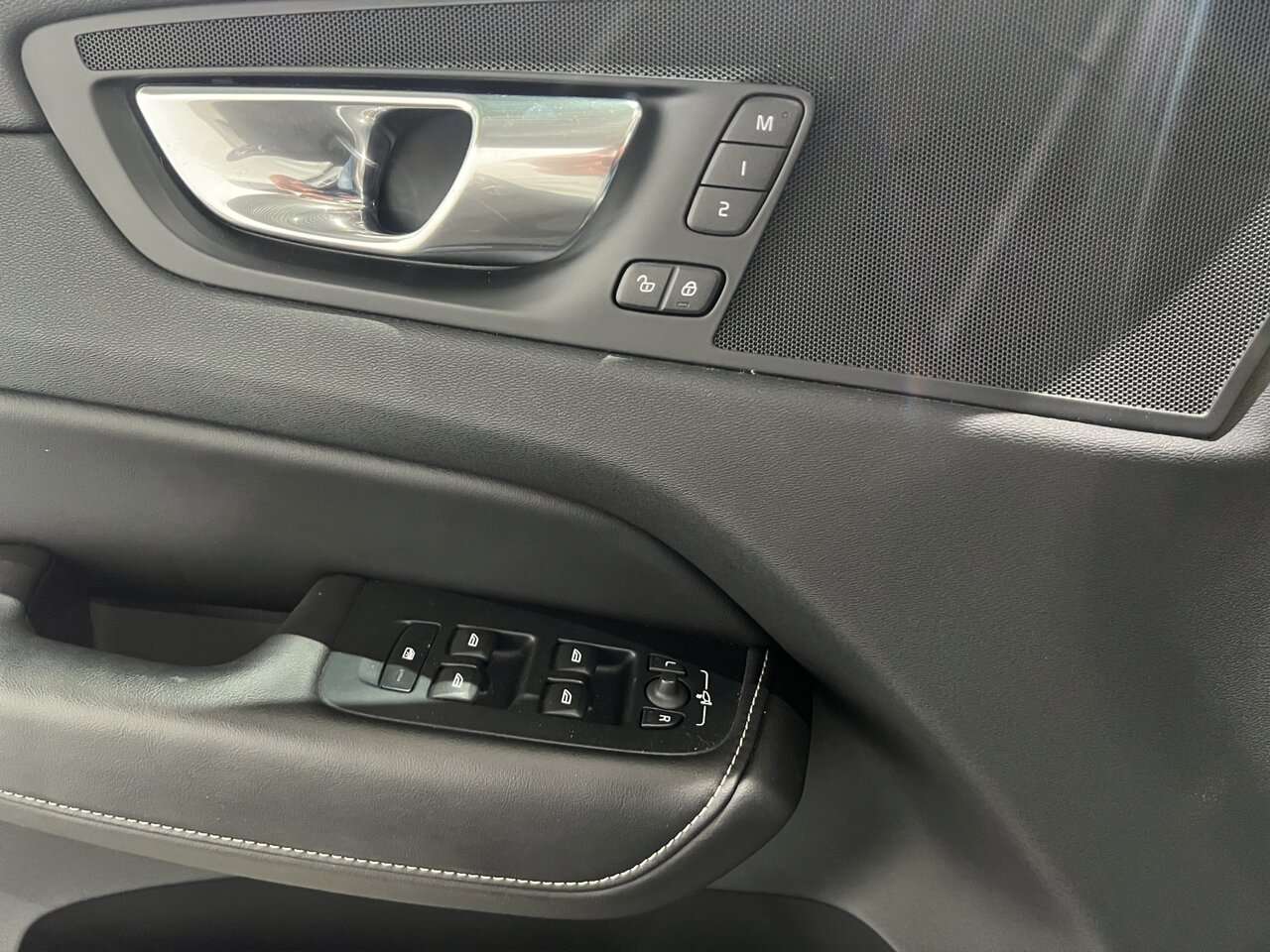 Volvo XC60 T8 AWD Recharge Plug in/R design/Safety pack — foto 16 van 16