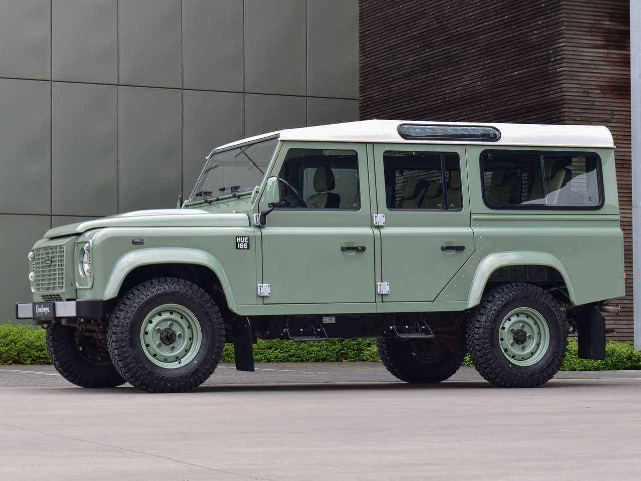 Land Rover Defender 110 2.2 TD4 - "Heritage Edition" — foto 15 van 25